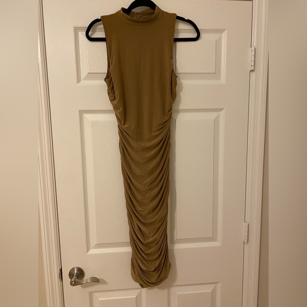 wrinkled dress stretches brand Fashion Nova size M